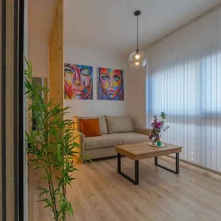 Cozy On An Unbeatable Location - Centre Apartment *